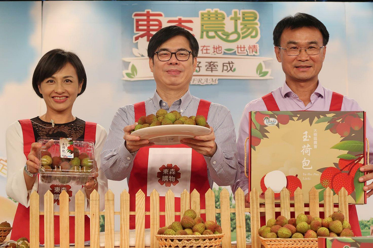 陳吉仲(右)力薦邱議瑩(左)是「最佳食農教育代言人」。 圖：邱議瑩競選總部/提供