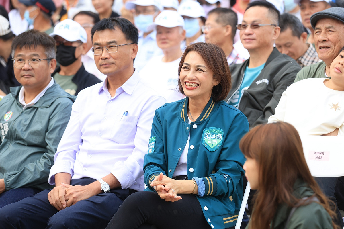 陳吉仲(前排左二)說邱議瑩(左三)當市長「高雄的農業一定會大發展。」 圖：邱議瑩競選總部/提供