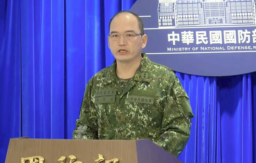 中共預告明日進行實彈演練，作計室次長連志威中將表示，共軍若越12浬即屬「第一擊」，國軍已獲授權依規定實施自衛反制。  圖：金大鈞/攝