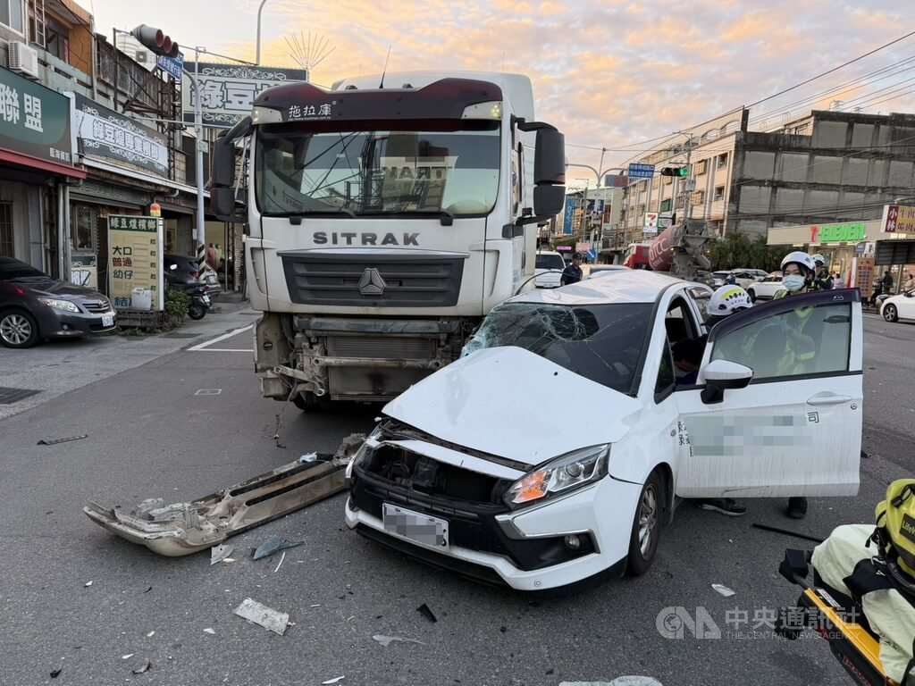 台中大肚區沙田路一段29日下午發生砂石車、混凝土車及2輛自小客車追撞事故，有乘客一度受困車內，消防局協助脫困後將受傷3人送醫。（翻攝照片）中央社記者蘇木春傳真　114年12月29日