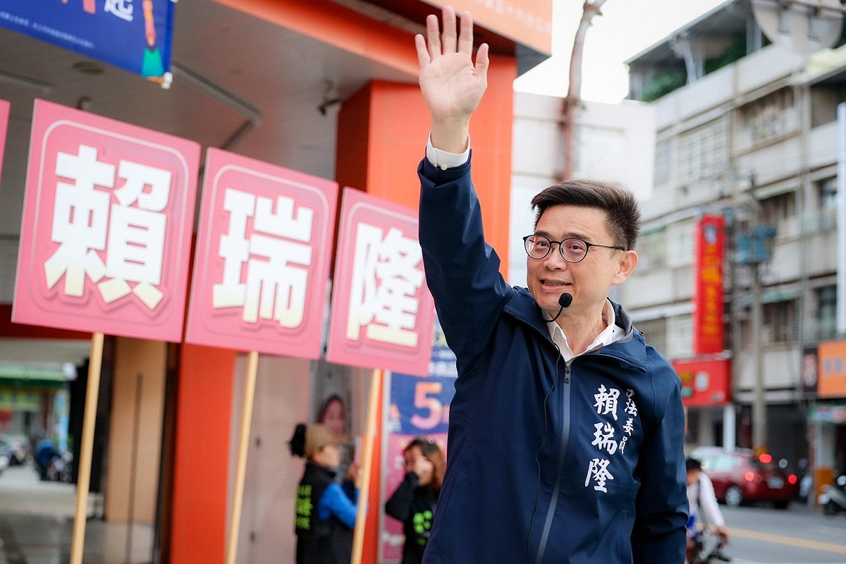 賴瑞隆在鳳山區五甲二路與自強二路口向市民問早致意。 圖：賴瑞隆辦公室/提供