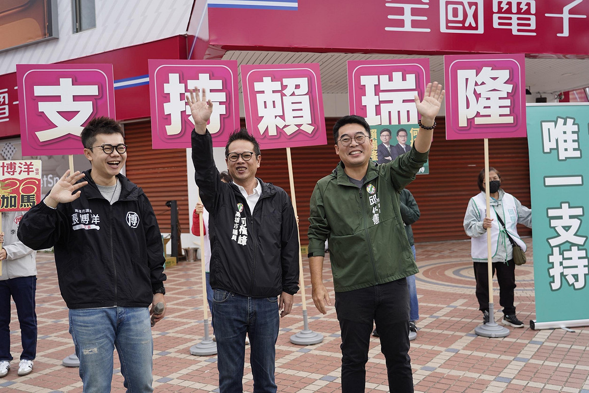 張博洋、何權峰、邱俊憲(左至右)在三民區為賴瑞隆拉票。 圖：賴瑞隆辦公室/提供