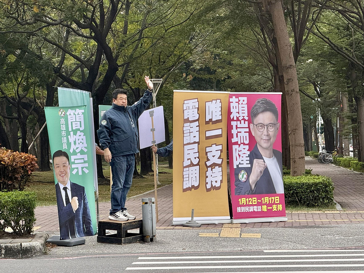簡煥宗在路口為賴瑞隆拉票。 圖：賴瑞隆辦公室/提供