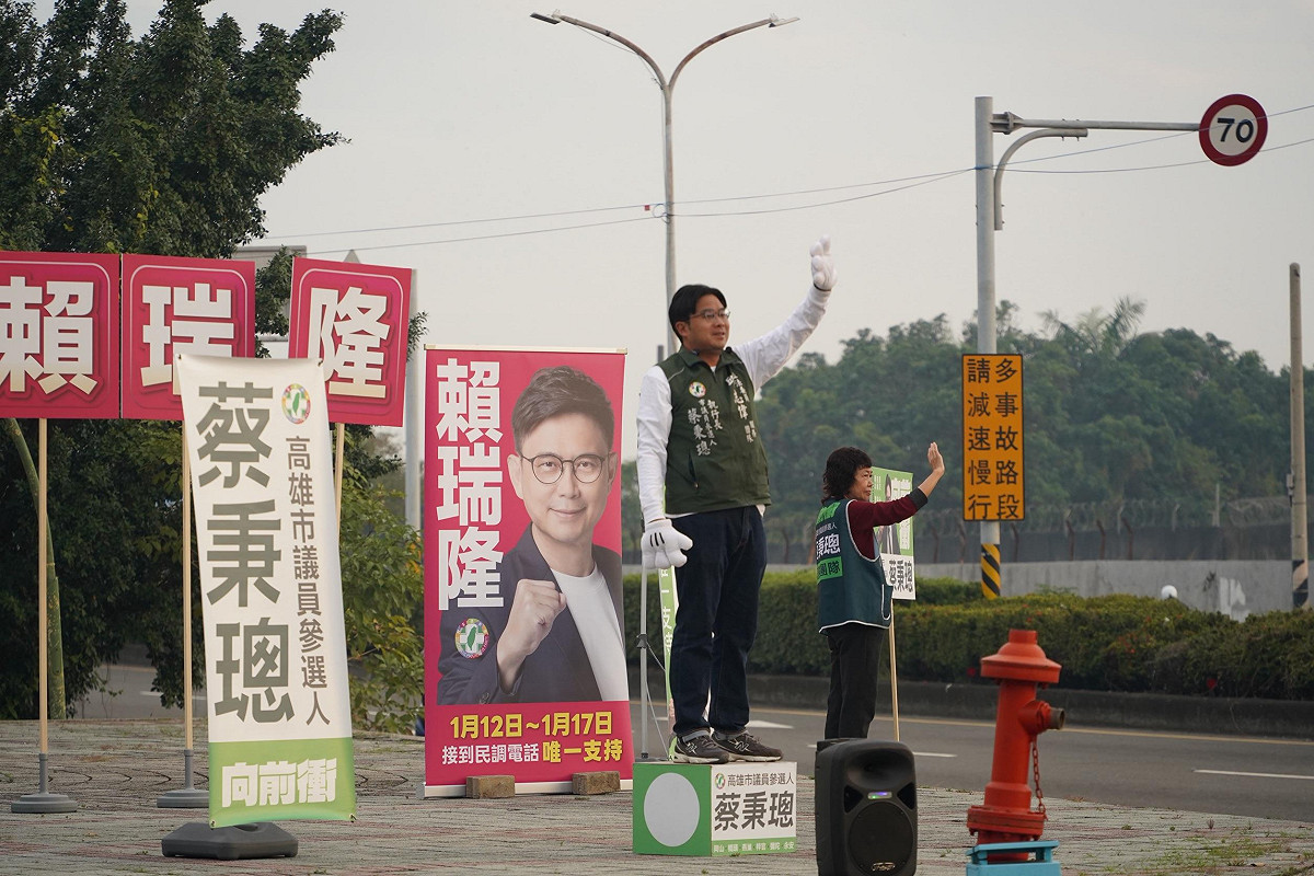 議員參選人蔡秉璁在自己選區賴瑞隆拉票。 圖：賴瑞隆辦公室/提供