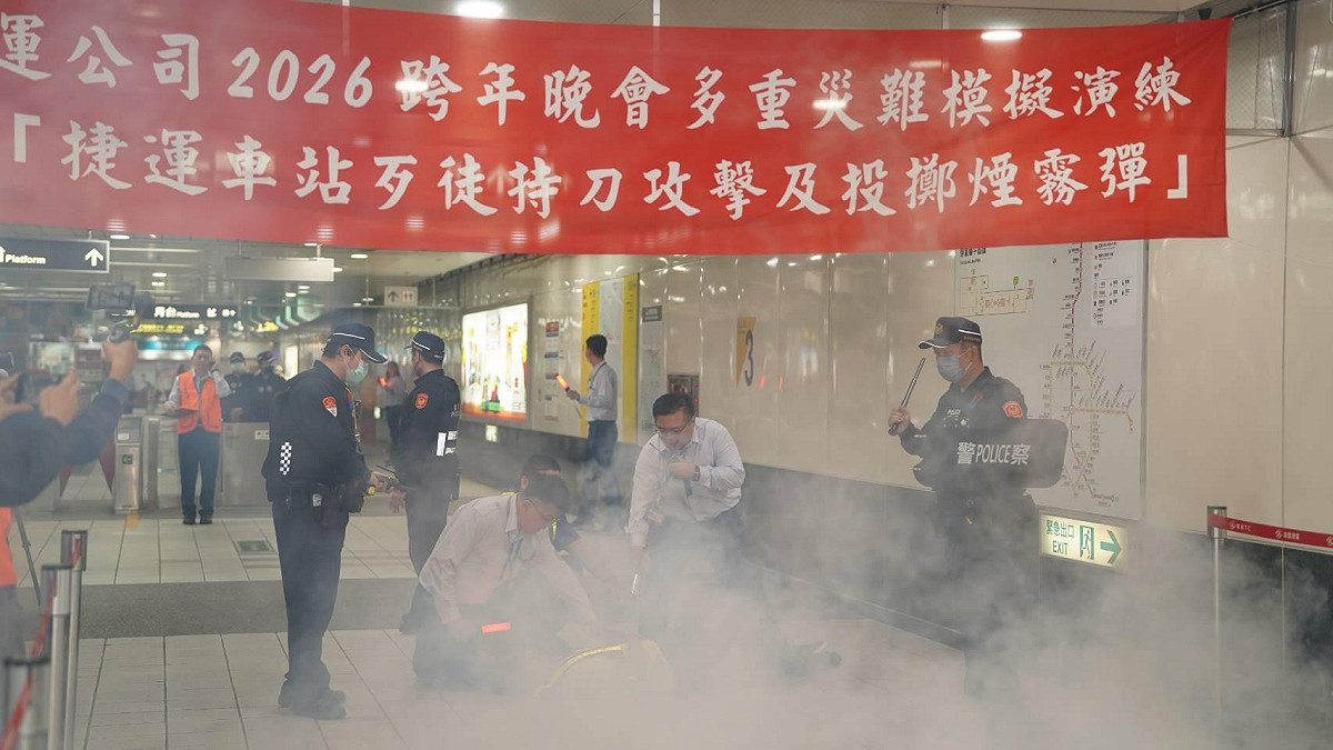 模擬捷運凱旋站發生持刀攻擊並丟擲煙霧彈的突發狀況。 圖：高雄市政府/提供
