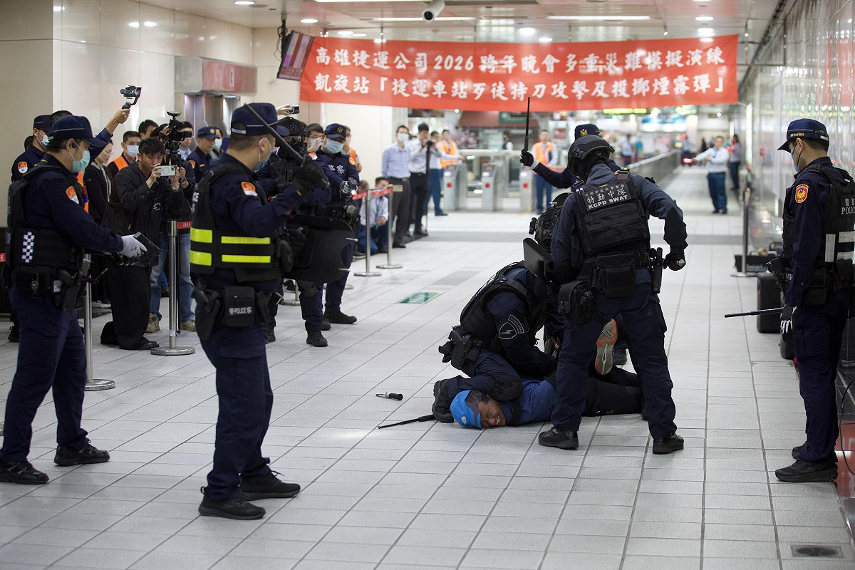警方演練現場制伏犯嫌。 圖：高雄市政府/提供