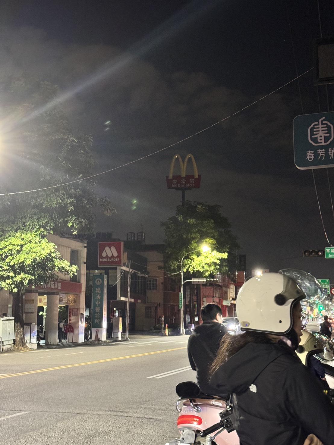 北屯東山路晚間大停電，連麥當勞的燈都熄掉了。 圖：吳宗學/提供