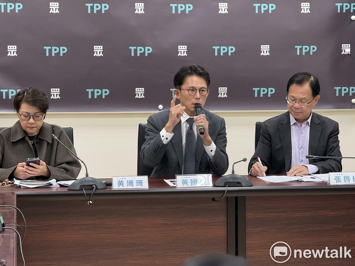 民眾黨主席兼黨團總召黃國昌（中）。 圖：周煊惠 / 攝