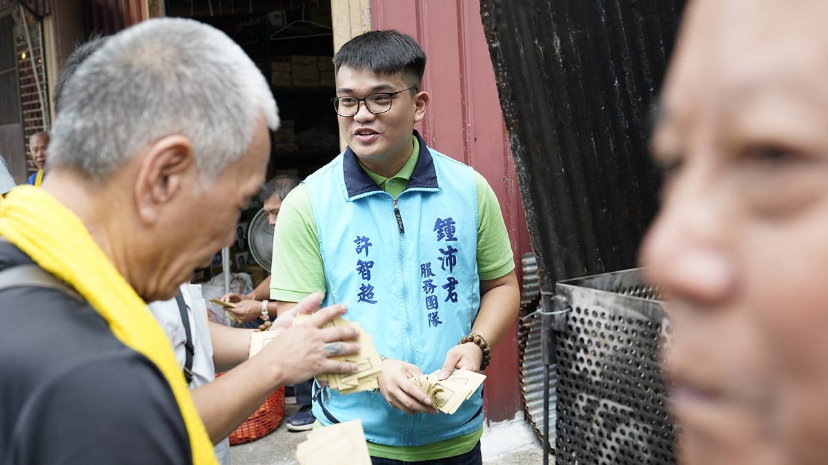 曾任北市議員鍾沛君服務處主任的許智超淪為詐騙集團車手，現已依詐欺、洗錢防制法等罪嫌移送法辦。 圖：翻攝自臉書