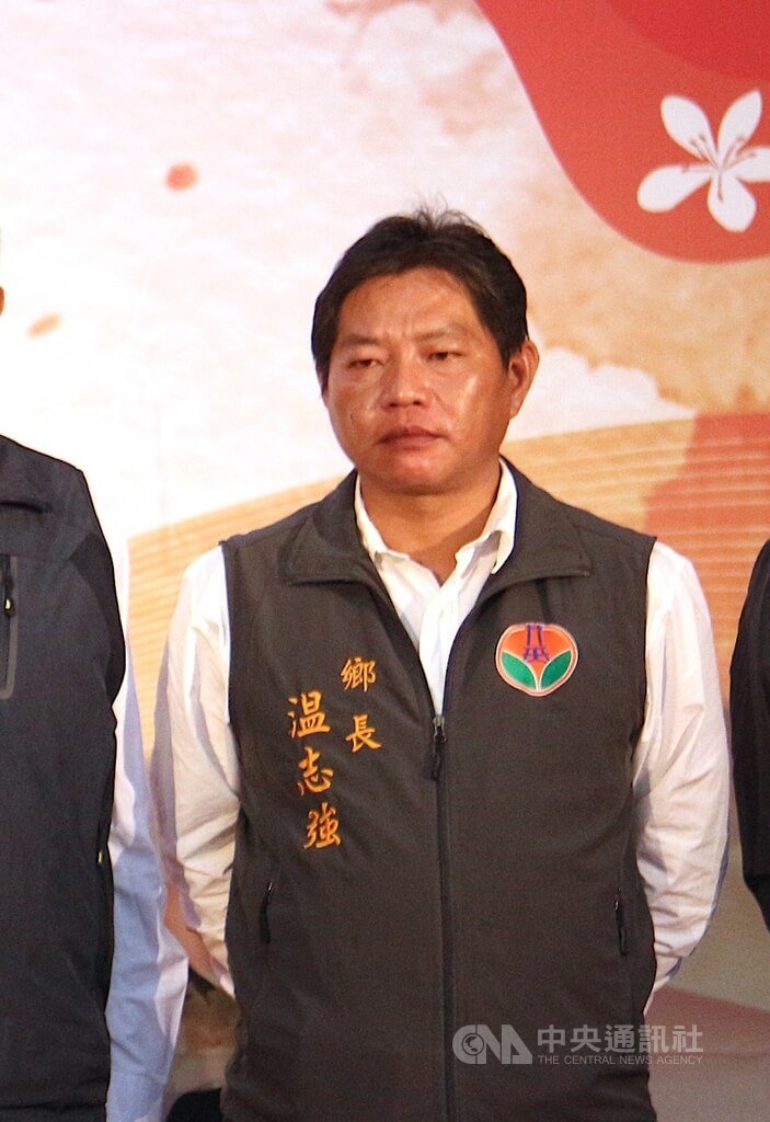苗栗縣前三灣鄉長温志強（圖）涉百餘件弊案、收賄1289萬元，一審判決每案分論併罰，刑期逾400年，近日二審未到庭，疑棄保潛逃。圖為温志強109年12月出席縣府活動。中央社記者管瑞平攝　114年12月30日