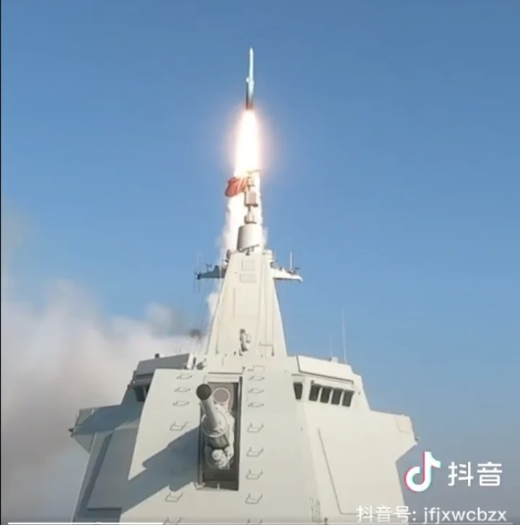 中國海軍宣布，055型飛彈驅逐艦「無錫號（舷號104）」，28日成功完成「鷹擊-20」（YJ-20）高超音速反艦彈道導彈的海上定型測試。 圖：截取「抖音」@jfjxwcbzx