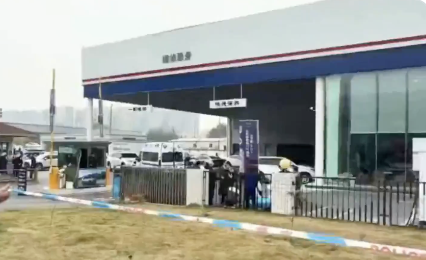 中國四川省成都市一間豐田（Toyota）汽車 4S 銷售店 28 日下午發生爆炸事件，造成 1 人死亡、 4 人受傷。 圖：翻攝自 X 希望之聲 - 中國時局