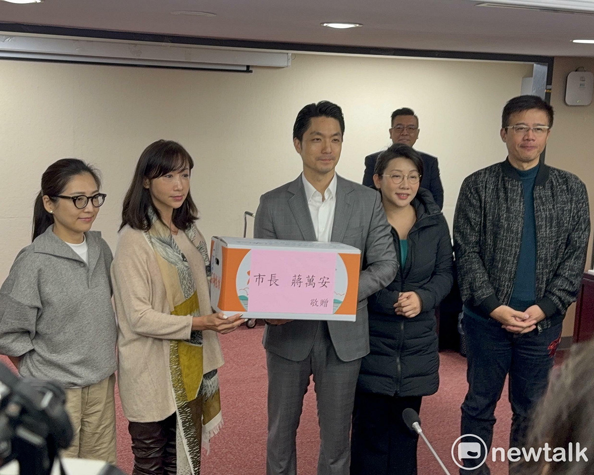 台北市長蔣萬安今赴議會各委員會贈水果致意。 圖：周煊惠 / 攝