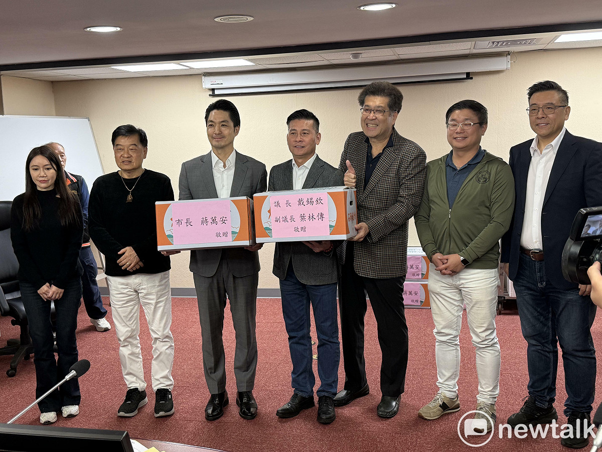 台北市長蔣萬安今赴議會各委員會贈水果致意。 圖：周煊惠 / 攝