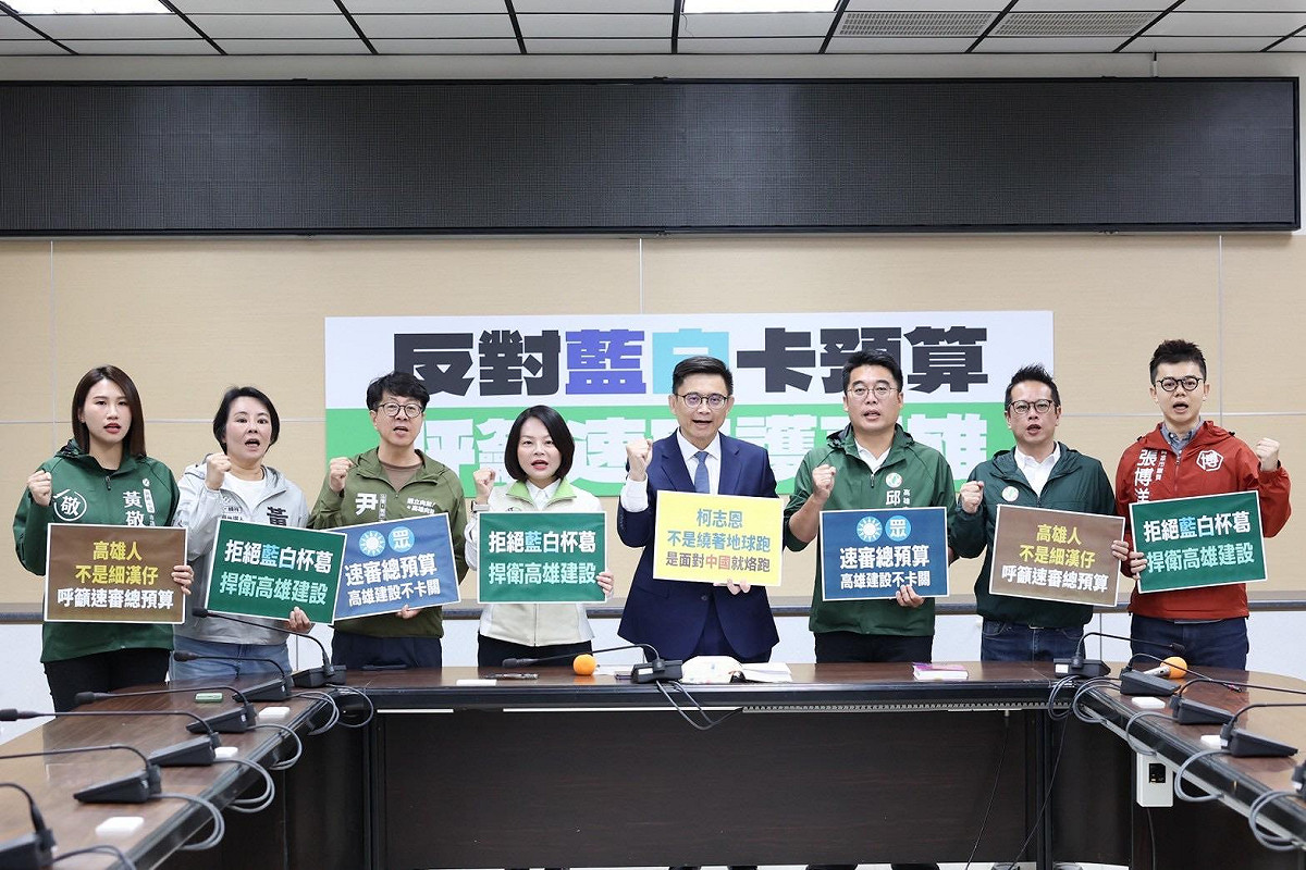 賴瑞隆(右四)攜手多位市議員及參選人，點名國民黨立委柯志恩應公開表態向其黨中央要求儘速審議。 圖：賴瑞隆辦公室/提供