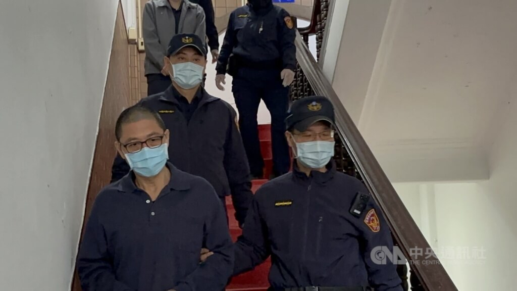 im.B吸金詐騙案主嫌曾耀鋒（前左）最高法院30日判13年徒刑。（中央社檔案照片）