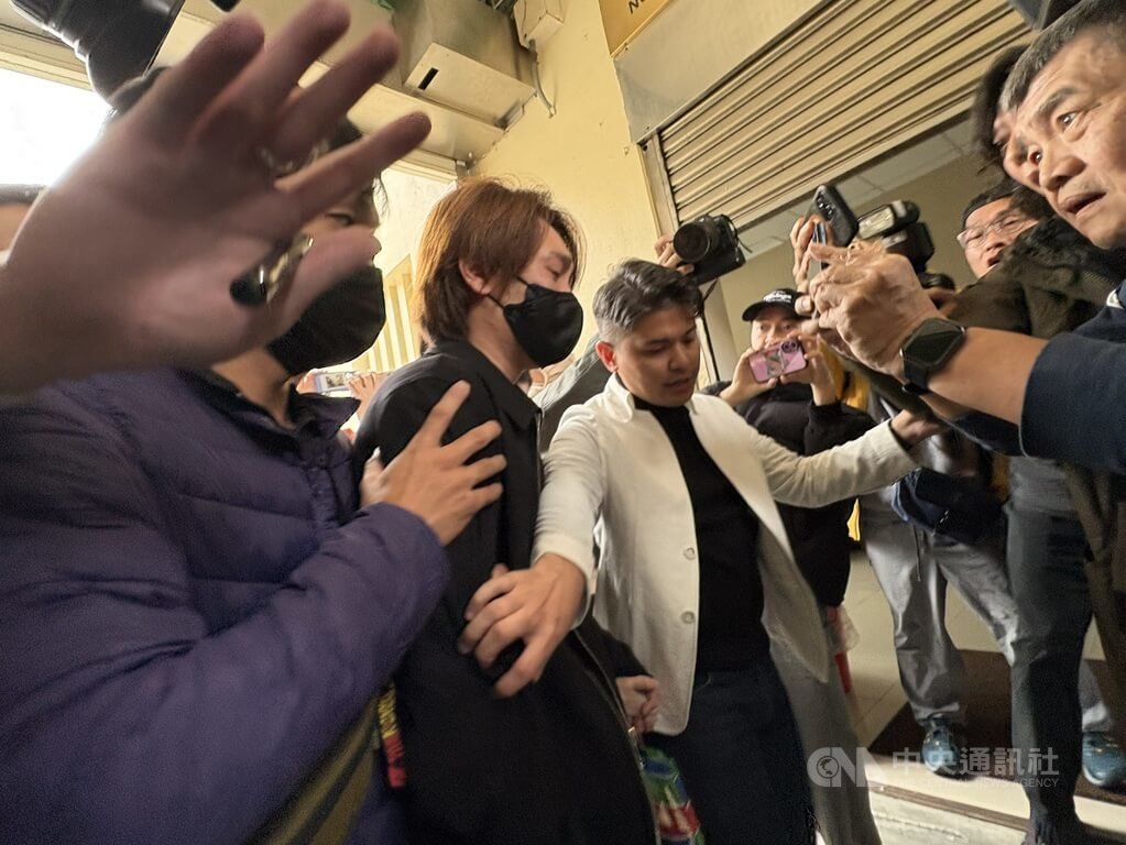 藝人曹西平29日於家中離世，新北地檢署檢察官30日下午到板橋殯儀館相驗，曹西平乾兒子Jeremy（左2）也現身，神情悲傷。中央社記者曹亞沿攝　114年12月30日
