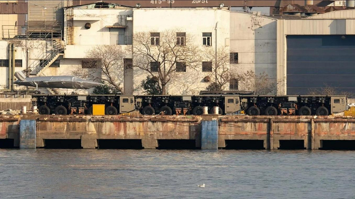 美國軍事媒體報導，在中國上海滬東中華造船廠附近，發現疑似卡車電磁彈射模組系統。 圖：翻攝「X」@Hurin92