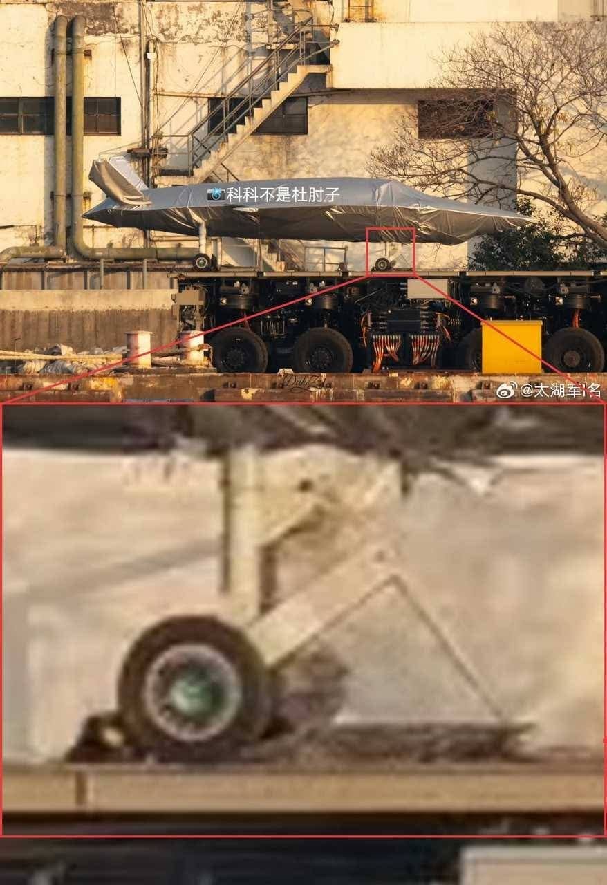 美國軍事媒體報導，在中國上海滬東中華造船廠附近，發現疑似卡車電磁彈射模組系統。搭載類似FH-97型無人機，機鼻裝有彈射桿與滑梭固定裝置。 圖：翻攝「X」@Hurin92