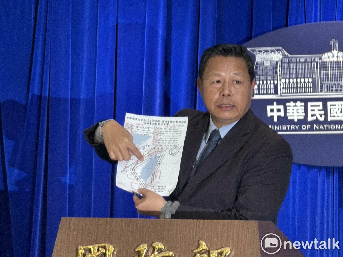 海巡署副署長謝慶欽說明我國新增廣播，對中共海警強硬喊話「台海和平攸關全球經濟，勿誤判形勢」。 圖：金大鈞/攝