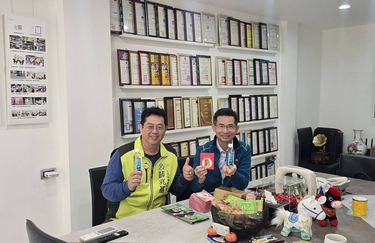 薛兆基(左)拜會何正良(右)，深入交換對於公共空間品質、城市品味與觀光發展的專業看法。 圖：薛兆基競選總部/提供