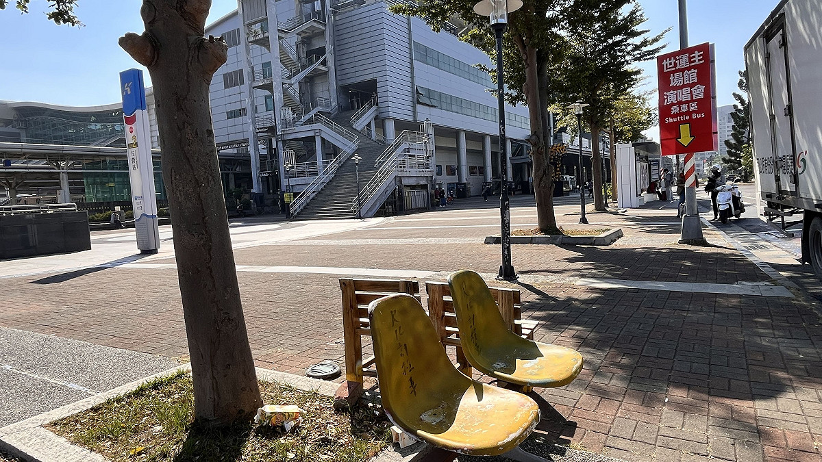左營高鐵站後方缺乏基本遮蔽空間，塑膠椅老舊損壞，不僅影響安全，也拉低整體觀感。 圖：薛兆基競選總部/提供