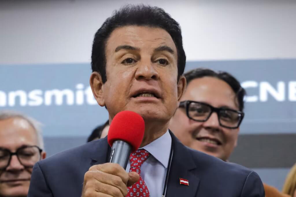 宏都拉斯總統候選人納斯拉亞（前中）已正式對11月底舉行的大選結果提出挑戰，為這場競爭激烈的選舉增添新的變數。（路透社） 圖：中央社提供