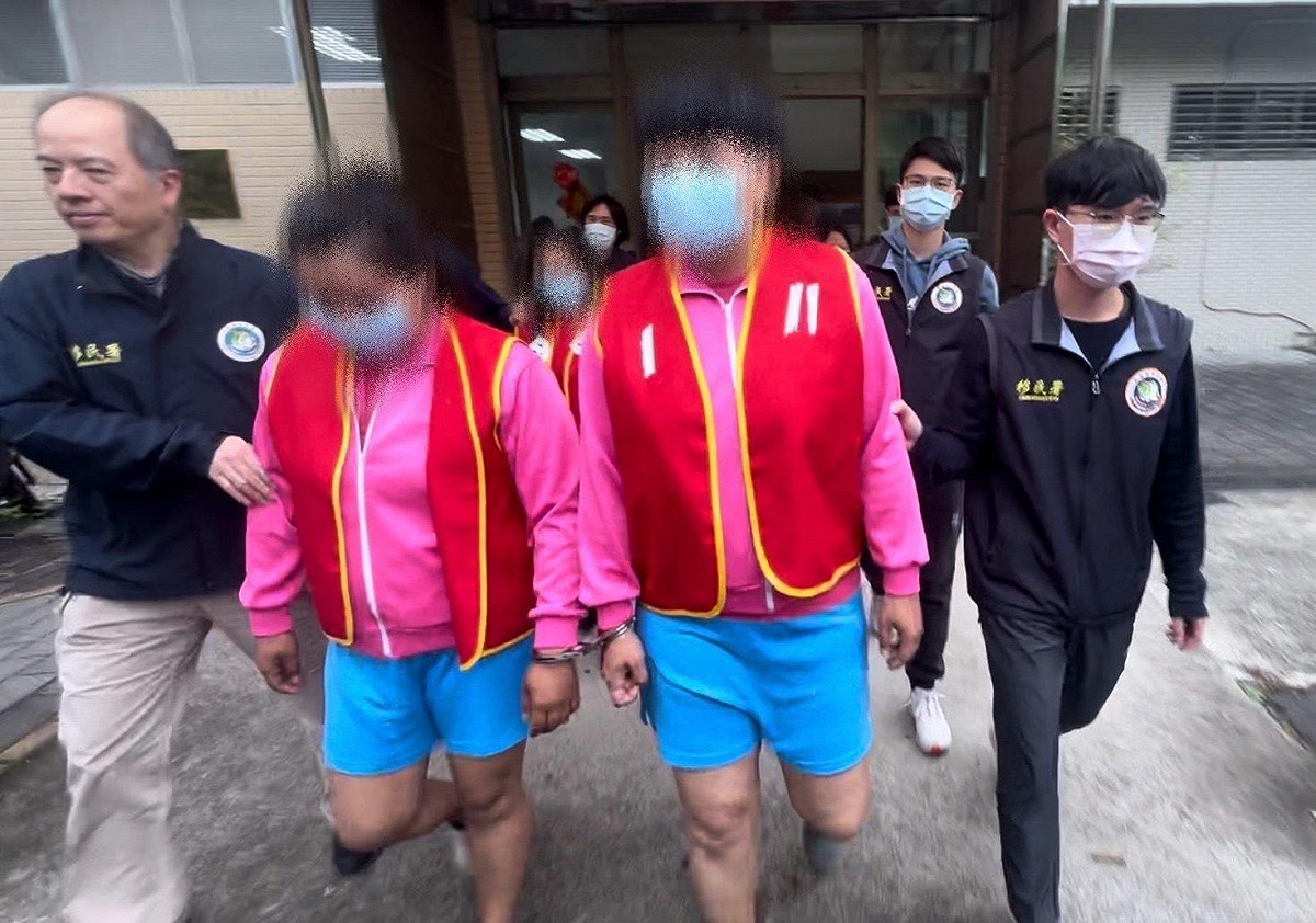 將非法外籍人士帶回移民署畫面。 圖：內政部移民署北區事務大隊台北市專勤隊提供