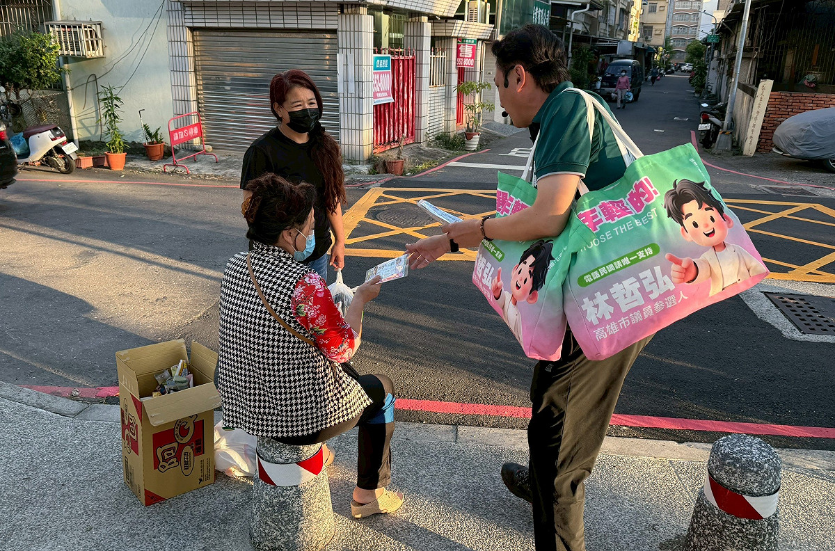 林哲弘(右)打出「超大容量環保袋」策略，打中婆婆媽媽的心。 圖：林哲弘服務處/提供