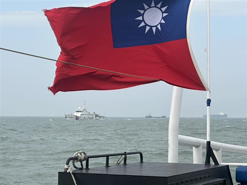 海委會主委管碧玲日前分享海巡艦應處中共軍演時，艦上國旗飄揚的照片。 圖：擷自管碧玲臉書粉專