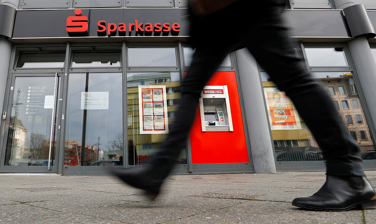 德國警方週二證實，西部城市蓋爾森基興（Gelsenkirchen）一家 Sparkasse 儲蓄銀行遭專業竊盜集團鎖定，歹徒疑似趁聖誕假期銀行關門之際，動用大型鑽機鑽穿金庫牆面，在內翻箱倒櫃整整一個週末，撬開超過 3,000 個保險箱，損失金額初估高達 3,000 萬歐元。 圖:達志影像/路透社