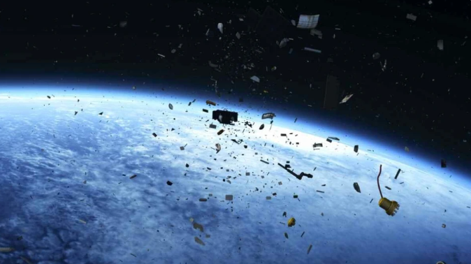 從地面發射攔截裝置，在「星鏈」衛星軌道附近引爆，釋放數以十萬計的微小破片。由於衛星在低軌道高速運行，即便體積極小的碎片，也可能對衛星造成致命損害。 圖:翻攝自石宏主編