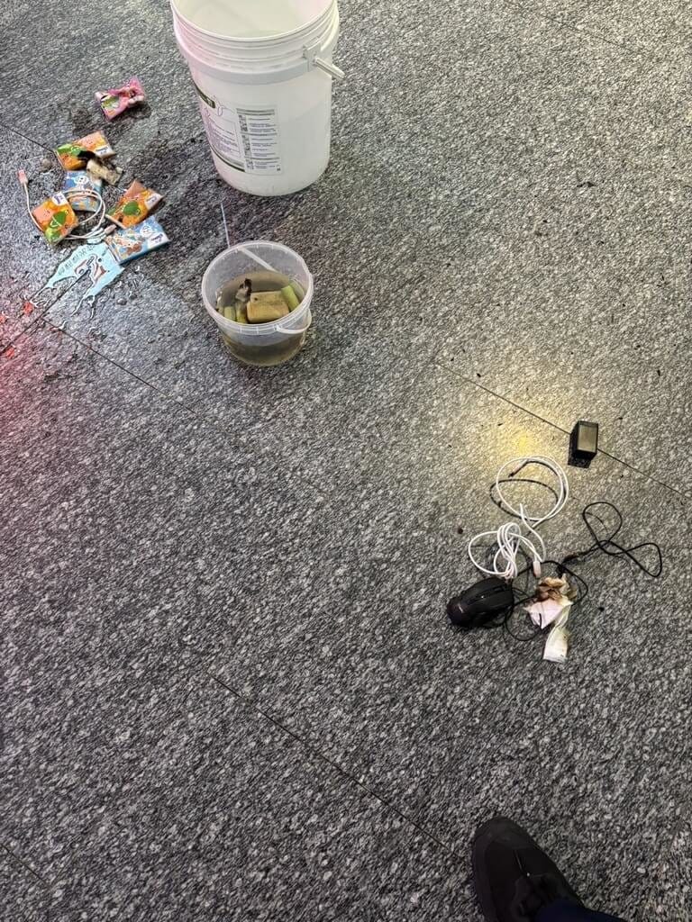 桃園國際機場第一航廈30日晚間發生旅客行動電源起火意外，經消防人員取出置於水桶後獲得控制，旅客僅手部輕微燙傷。（警方提供）中央社記者葉臻傳真　114年12月31日