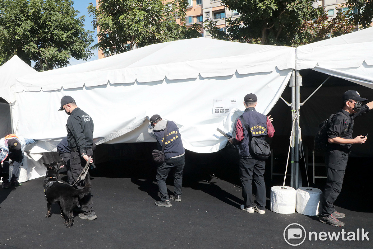 南市警局上午派遣偵爆犬支援入場仔細巡檢會場。 圖：台南市政府提供