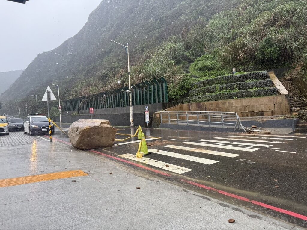 基隆市湖海路二段31日發生邊坡落石事件，1顆重約5噸的巨石從邊坡滾落到馬路上，占據一個車道。（基隆市消防局提供）中央社記者沈如峰基隆傳真　114年12月31日