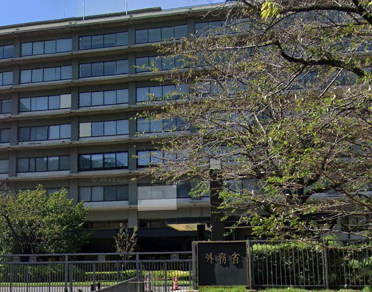 中國商務部6日宣布實施軍民兩用物項對日出口管制，禁止一切可能提升日本軍事實力的相關輸出。日本外務省8日升高抗議層級，再次要求撤回該措施。 圖：翻攝谷歌地圖