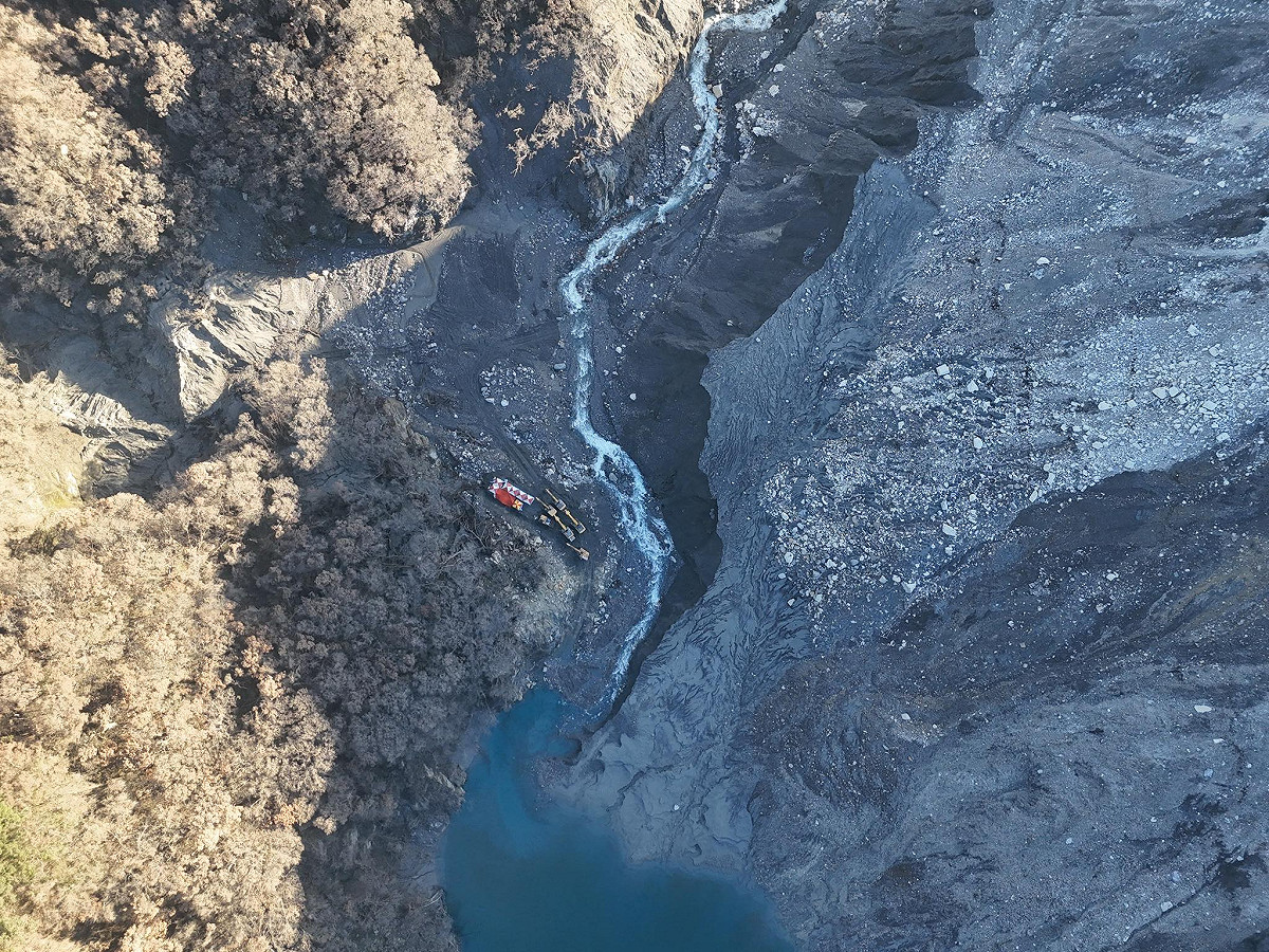施工團隊覓地紮營後，隨即展開溢流口河道整流與壩頂降挖作業。 圖：取自林業署臉書