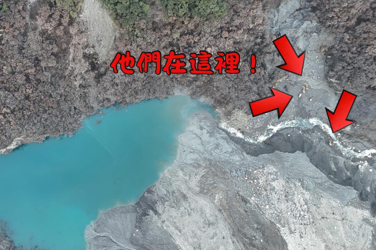 近日抵達馬太鞍堰塞湖壩頂的4輛中大型挖土機與1輛推土機。 圖：取自林業署臉書