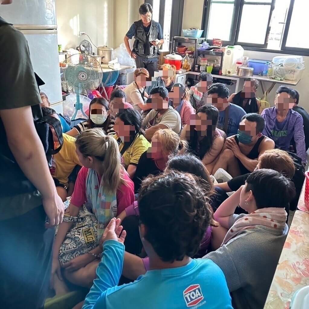 移民署破獲以台灣鄭姓男子為首的非法仲介人蛇集團，從事營造業的鄭男因需要固定工班，找旗下逾期停留的泰國籍外籍人士找人。移民署逮捕逾期停留共37名外籍人士，以泰國籍為主。（移民署提供）中央社記者劉建邦傳真　114年12月31日
