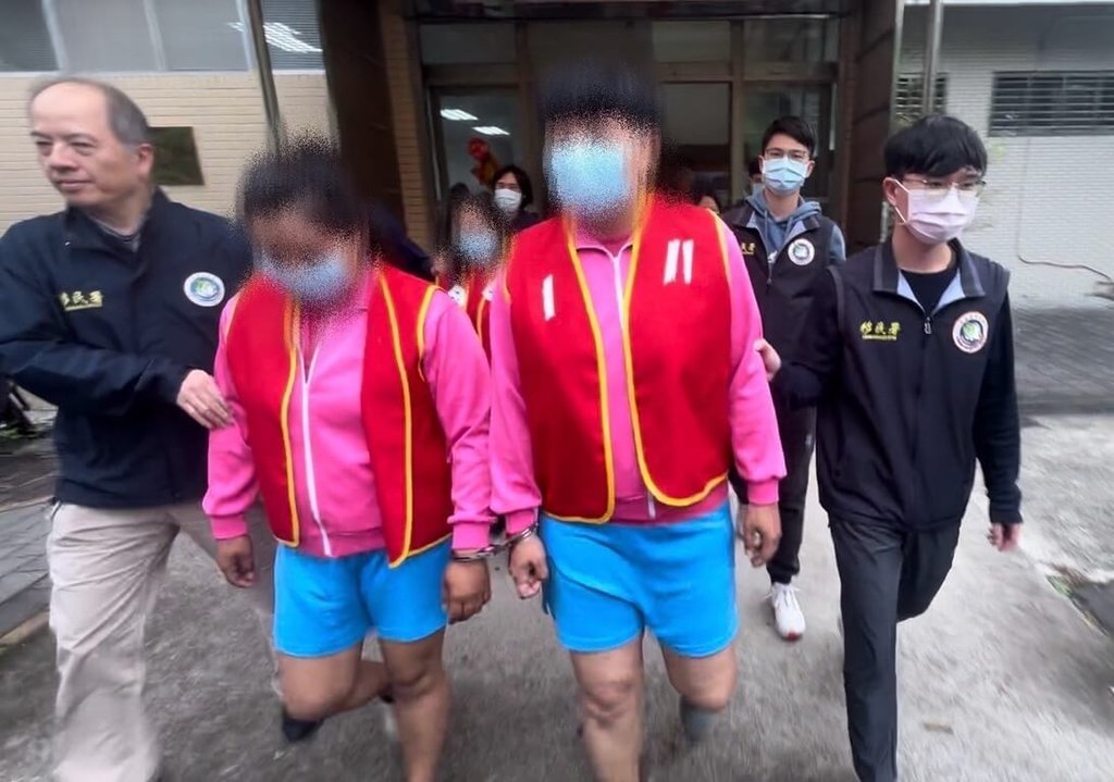 移民署專案小組調查，以鄭姓男子為首的非法仲介集團向旗下外籍人士收取每人每天新台幣400元仲介費，初估每年不法獲利達500萬元。移民署把外籍人士及鄭姓男子送辦。（移民署提供）中央社記者劉建邦傳真　114年12月31日