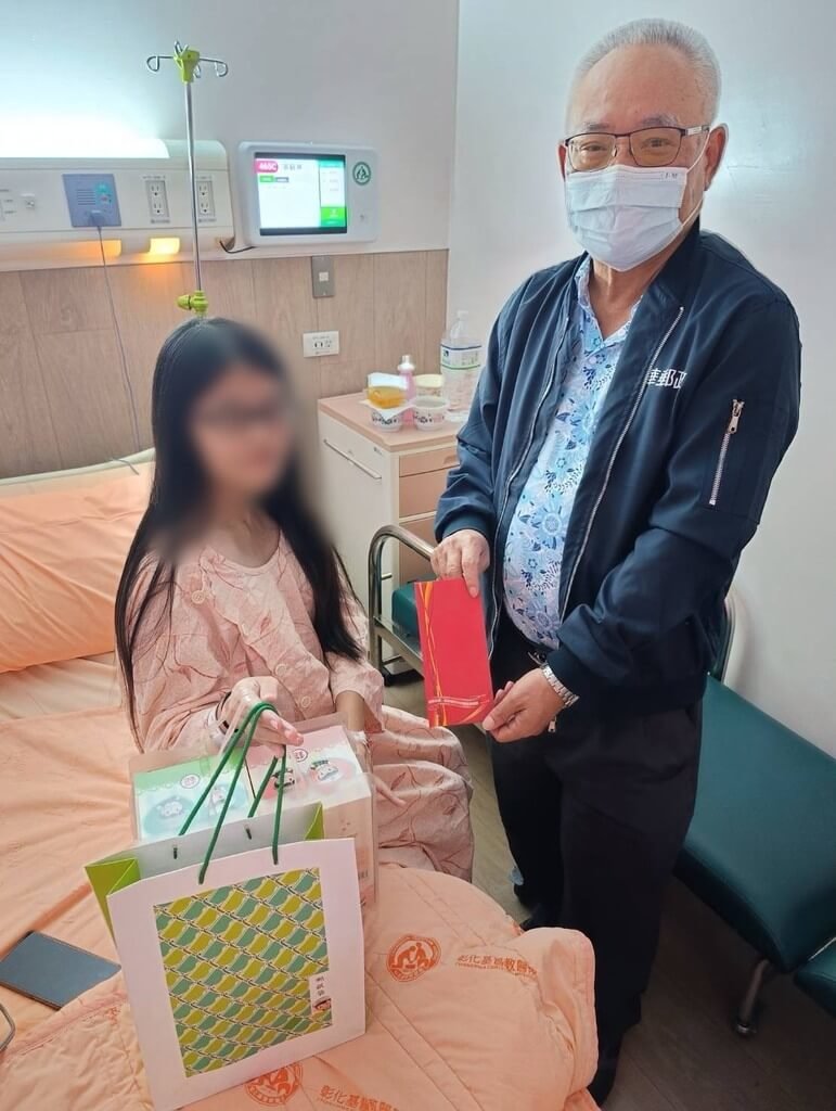 張姓孕婦（左）日前在彰化員林中正路郵局辦理業務時突遇羊水破，救護人員獲報趕到現場緊急接生，民眾也組成人牆協助保護隱私，最終男嬰順利降生，母子均安，彰化郵局局長陳樂明（右）31日特別前往探視。（彰化郵局提供）中央社記者吳哲豪傳真　114年12月31日