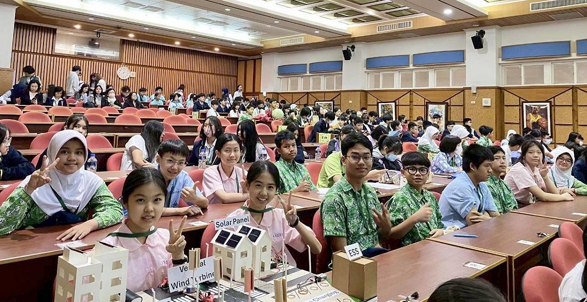 南隆國中與印尼學生提出結合永續理念與智慧科技，聚焦兩國共同面臨的能源轉型與社區發展課題。 圖：高雄市教育局/提供