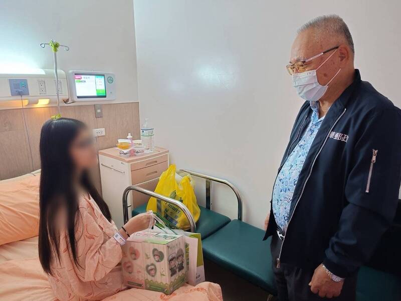 彰化郵局變身產房，讓張姓孕婦順利誕下男嬰，局長今日攜禮品向產婦及家屬致意。 圖：彰化郵局提供