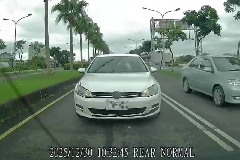 宜蘭昨日發生追撞事故，肇事車輛撞擊後逃逸，眼尖網友發現副駕駛座女子沒穿衣服。 圖：民眾提供