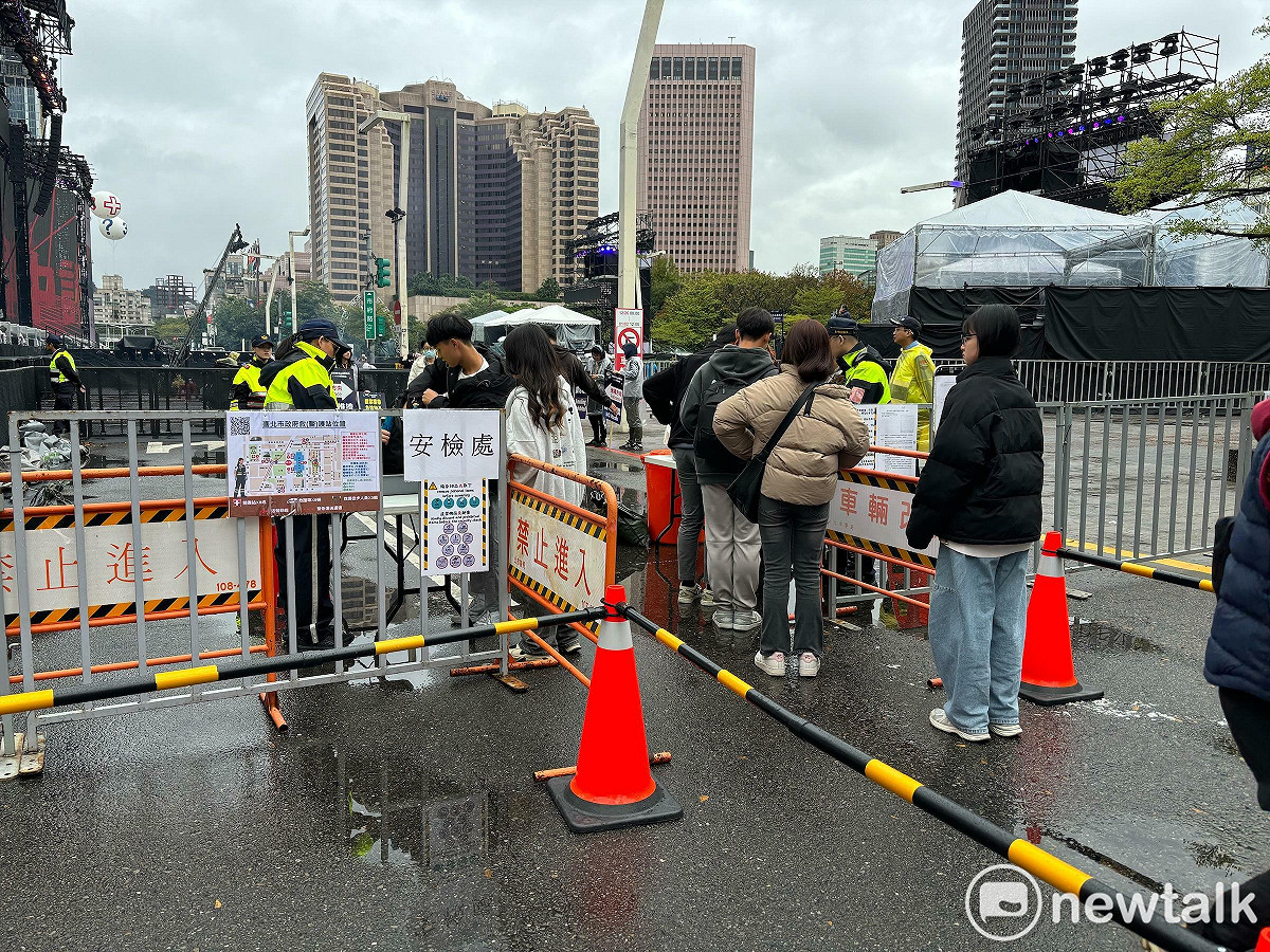 台北市跨年晚會即將登場，民眾排隊入場等待安檢。 圖：周煊惠 / 攝