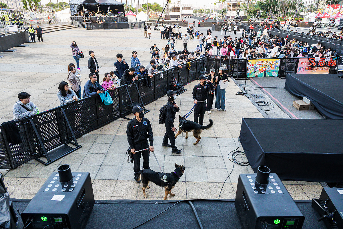 警察出動警犬，在跨年晚會表演開始前加強舞台周邊維安。 圖：高雄市政府/提供
