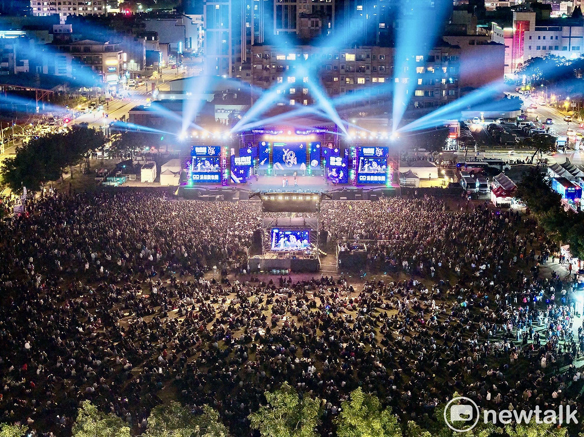 「2026台南好young」跨年晚會於午夜時分迎來活動最高潮，吸引多達30萬人次前來參與，創下歷年台南跨年活動新高。台南市長黃偉哲率市府團隊，並與議會團隊、立法委員陳亭妃及人氣男團ALL(H)OURS、F.F.O.一同登上舞台，帶領現場民眾齊聲倒數迎接新年。 圖：台南市政府提供