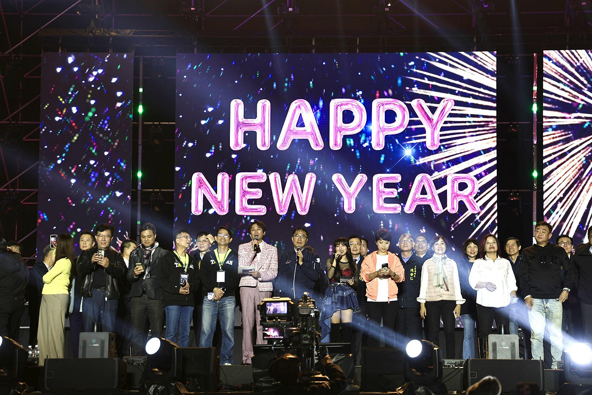 「2026台南好young」跨年晚會於午夜時分迎來活動最高潮，吸引多達30萬人次前來參與，創下歷年台南跨年活動新高。台南市長黃偉哲率市府團隊，並與議會團隊、立法委員陳亭妃及人氣男團ALL(H)OURS、F.F.O.一同登上舞台，帶領現場民眾齊聲倒數迎接新年。 圖：台南市政府提供