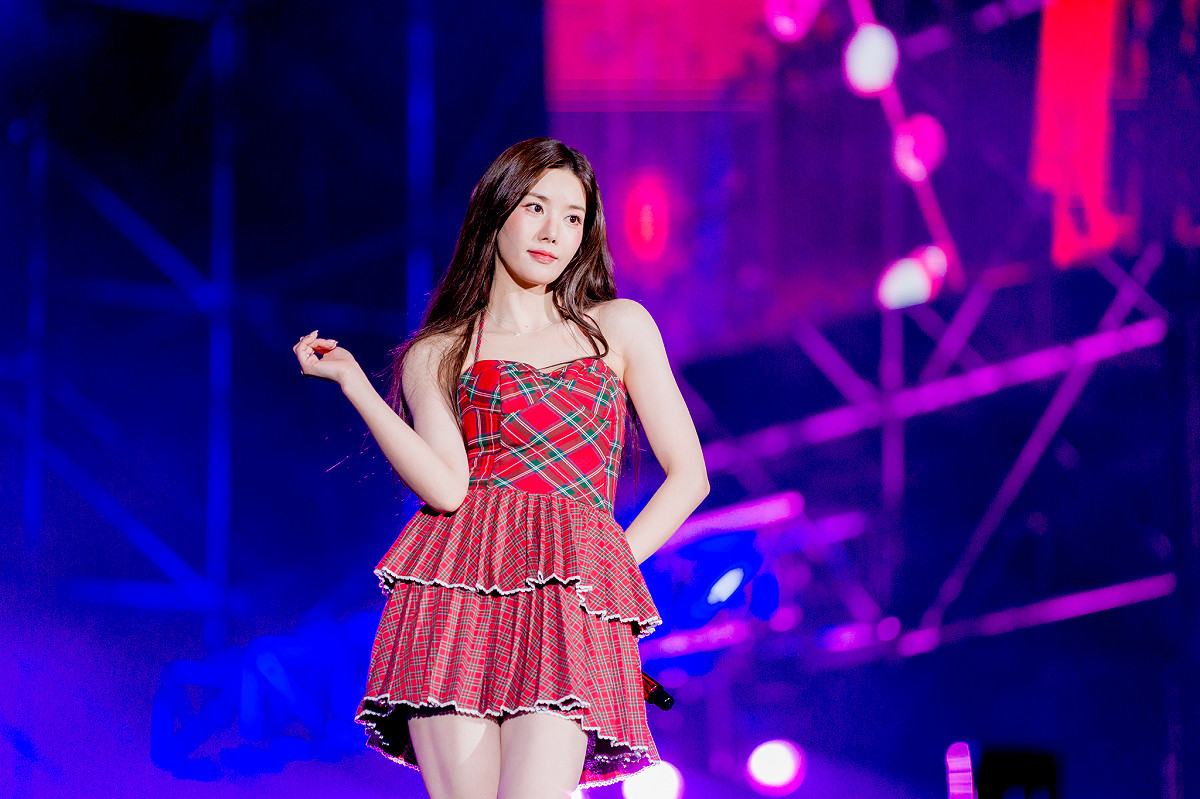 韓國「Waterbomb水彈女王」權恩妃KWON EUNBI，首度在臺灣跨年，以一身紅色系格紋套裝甜美亮相。 圖：高雄市政府/提供