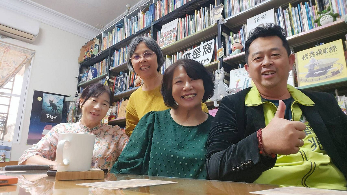 薛兆基(右一)認為不少獨立書店早已超越單純賣書的角色，成為社區共讀、親子教育、青年思辨與世代對話的重要空間。 圖：薛兆基競選總部/提供